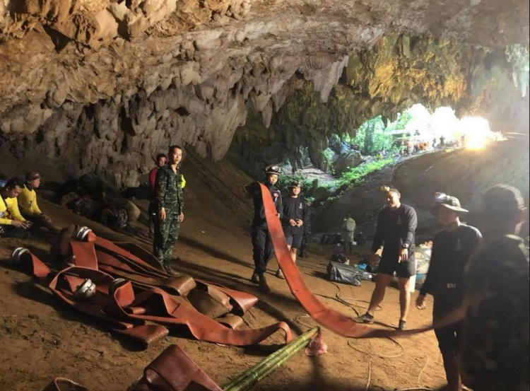 Tham Luang Cave lay out hose LR
